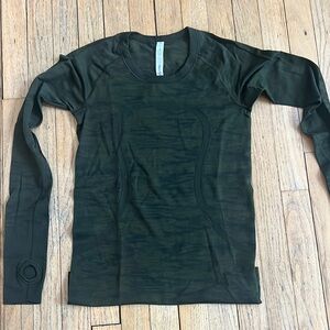 Lululemon Dark Green/black Long Sleeve Top size 6